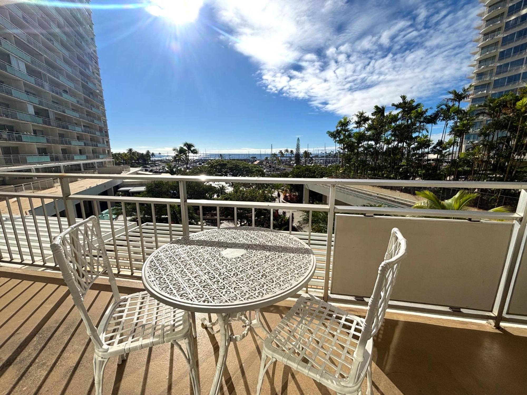 Ilikai Apt 308 - Spacious Studio With Stunning Ocean & Harbor Views Honolulu Exterior photo